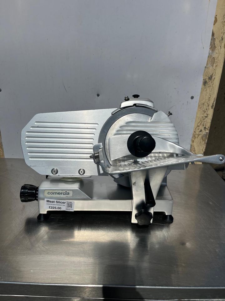 MEAT SLICER WITH EMERGENCY STOP BUTTON